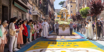 La procesión del Corpus Christi recorrió las calles de Guadalajara tapizadas con alfombras de colores y cantueso