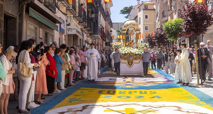 La procesión del Corpus Christi recorrió las calles de Guadalajara tapizadas con alfombras de colores y cantueso 1 La procesión del Corpus Christi recorrió las calles de Guadalajara tapizadas con alfombras de colores y cantueso
