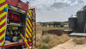 Los bomberos del Ayuntamiento de Cuenca trabajan en la extinción de un incendio de una nave en La Frontera