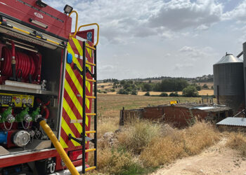 Los bomberos del Ayuntamiento de Cuenca trabajan en la extinción de un incendio de una nave en La Frontera