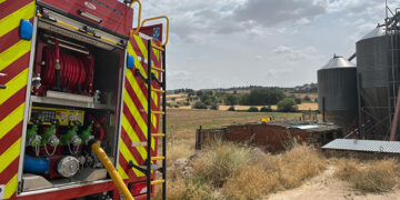 Los bomberos del Ayuntamiento de Cuenca trabajan en la extinción de un incendio de una nave en La Frontera