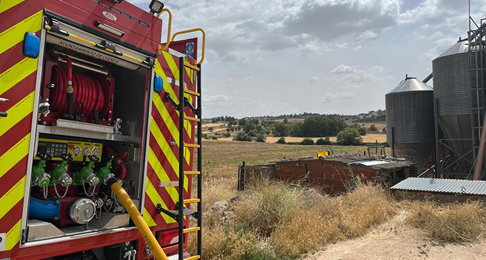 Los bomberos del Ayuntamiento de Cuenca trabajan en la extinción de un incendio de una nave en La Frontera