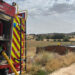 Los bomberos del Ayuntamiento de Cuenca trabajan en la extinción de un incendio de una nave en La Frontera