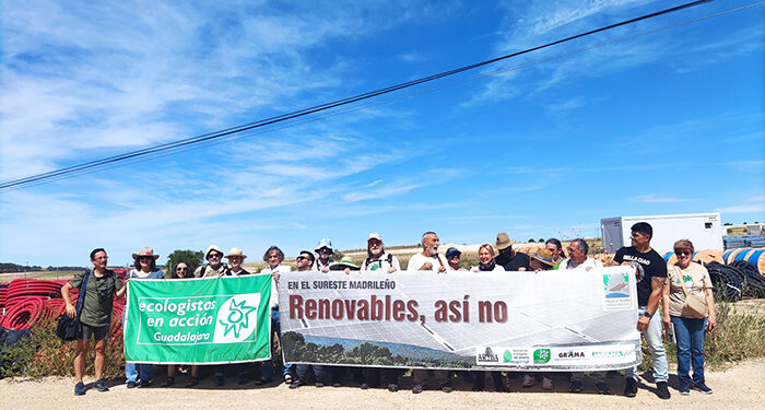Marcha de protesta en Almoguera contra la proliferación de parques fotovoltaicos en la comarca