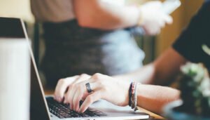 Más de 1.400 personas han participado en los cursos de capacitación digital en Centros de Educación de Personas Adultas organizados por el Gobierno regional