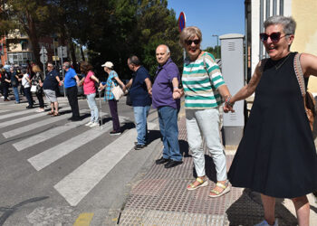 Más de 300 personas llevan a cabo una cadena humana en Cuenca gracias a la Diputación y a la UDP para concienciar del maltrato a las personas mayores