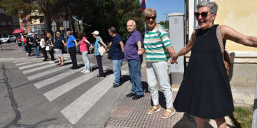 Más de 300 personas llevan a cabo una cadena humana en Cuenca gracias a la Diputación y a la UDP para concienciar del maltrato a las personas mayores