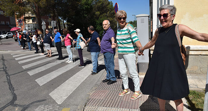 Más de 300 personas llevan a cabo una cadena humana en Cuenca gracias a la Diputación y a la UDP para concienciar del maltrato a las personas mayores 1 Más de 300 personas llevan a cabo una cadena humana en Cuenca gracias a la Diputación y a la UDP para concienciar del maltrato a las personas mayores