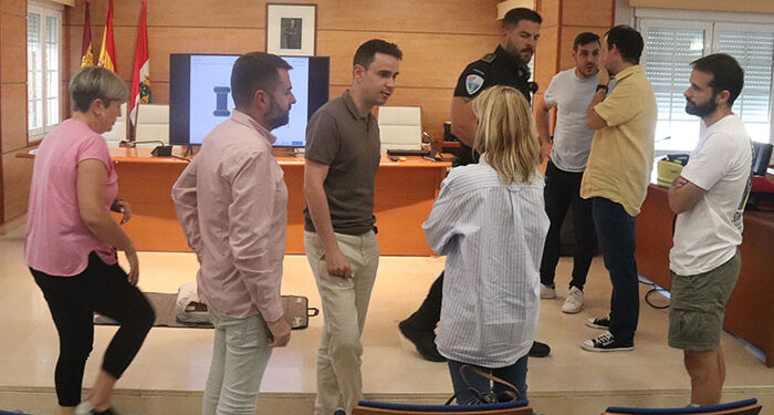 Más de 60 personas se forman en el manejo de los nuevos desfibriladores de Cabanillas 1 Más de 60 personas se forman en el manejo de los nuevos desfibriladores de Cabanillas