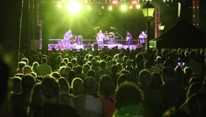 Miles de guadalajareños celebran el Solsticio Folk en el paseo de San Roque con ritmo de gaitas y dulzainas