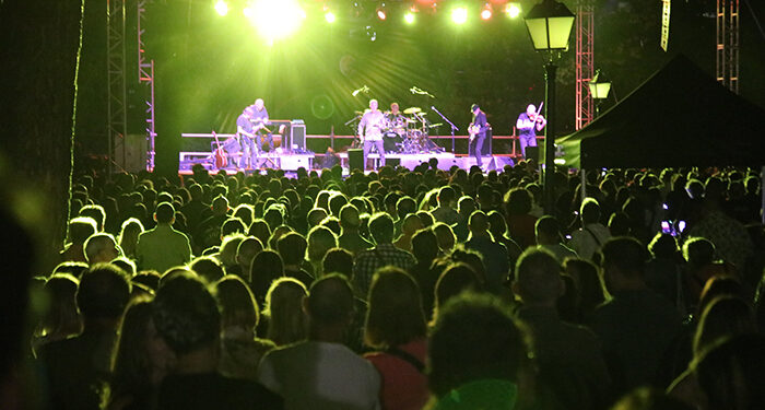 Miles de guadalajareños celebran el Solsticio Folk en el paseo de San Roque con ritmo de gaitas y dulzainas