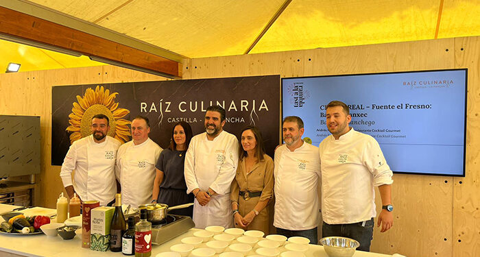 Nacho Padín, del restaurante Fardel, muestra la gastronomía y los productos de Guadalajara en Tast a la Rambla en Barcelona