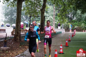 Noelia Sepúlveda y Antonio Cerezo se imponen bajo la tormenta en el I Duatlón Memorial Marino Saiz de Villarejo Periesteban