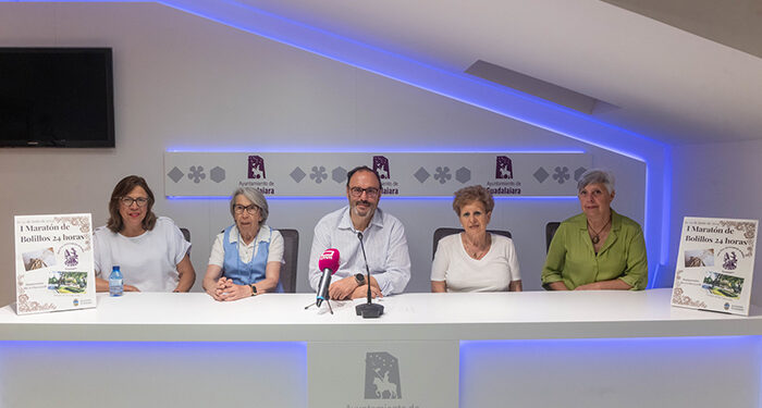 Todo un día haciendo bolillos en la Concordia es el original maratón de las encajeras