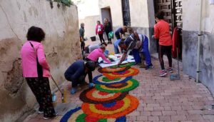 Una preciosa alfombra de casi dos kilómetros subraya de colores el Corpus Christi de Almonacid