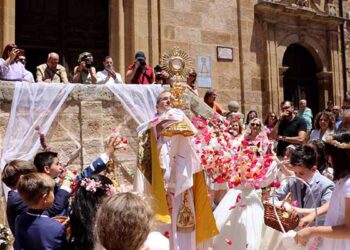 Una preciosa alfombra de casi dos kilómetros subraya de colores el Corpus Christi de Almonacid