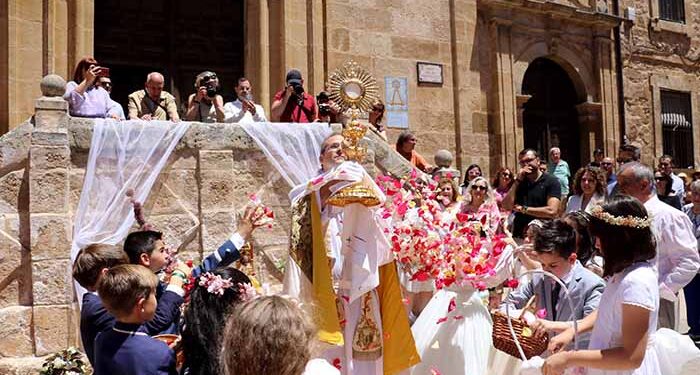 Una preciosa alfombra de casi dos kilómetros subraya de colores el Corpus Christi de Almonacid