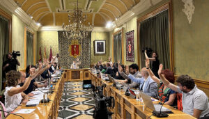 Unanimidad del Pleno en el nombramiento como Hijos Adoptivos de Cuenca a Joaquín Caparrós y a José López Martínez ‘Pepe el de la Playa’