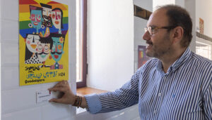 Ya se puede visitar la exposición de carteles de la Semana del Orgullo en el Mercados de Abastos de Guadalajara