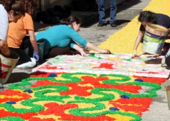 Almonacid de Zorita alfombra 2 kms de calles en la Fiesta del Corpus Christi