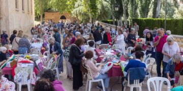 Casi 400 encajeras se dan cita en a la sombra del Palacio del Infantado convocadas por la Asociación provincial de Encajeras