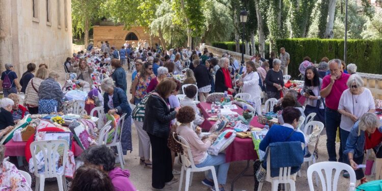 Casi 400 encajeras se dan cita en a la sombra del Palacio del Infantado convocadas por la Asociación provincial de Encajeras