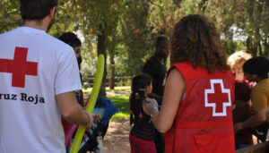 A la campaña contra el calor, Cruz Roja Cuenca suma gymkanas de agua y visitas a la piscina municipal para los más pequeños