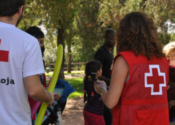 A la campaña contra el calor, Cruz Roja Cuenca suma gymkanas de agua y visitas a la piscina municipal para los más pequeños