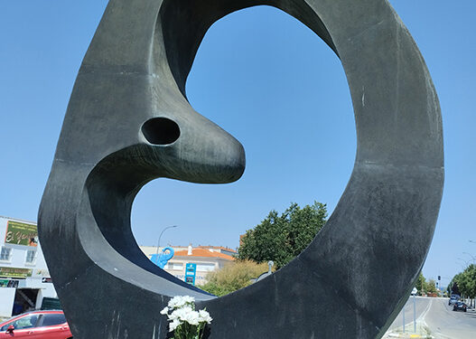 ADEVIDA deposita un ramo de flores en la escultura dedicada al embrión en recuerdo a los no nacidos en Cuenca a causa del aborto