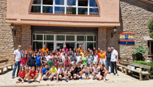 Abel Fresneda anima a los jóvenes de los campamentos de Fuente Las Tablas a aprovechar al máximo esta experiencia única