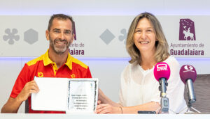 Ana Guarinos desea mucho éxito al triatleta Dani Molina en los Juegos Paralímpicos de París