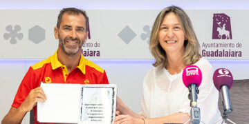 Ana Guarinos desea mucho éxito al triatleta Dani Molina en los Juegos Paralímpicos de París