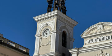 Las campanas del reloj del ayuntamiento de Guadalajara dejan de sonar por el peligro de estabilidad de la torre del campanario