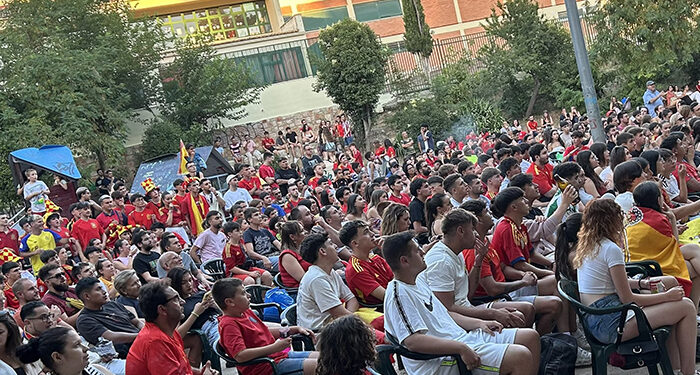Cerca de mil conquenses siguieron la semifinal de la Eurocopa en la pantalla gigante del parque de Santa Ana