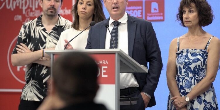 El PSOE pide a Guarinos que rompa su acuerdo político con Vox en favor de la convivencia, la tolerancia y los derechos humanos