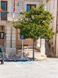 El Ayuntamiento de Brihuega adapta el estacionamiento PMR a la normativa vigente