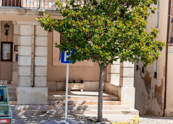 El Ayuntamiento de Brihuega adapta el estacionamiento PMR a la normativa vigente