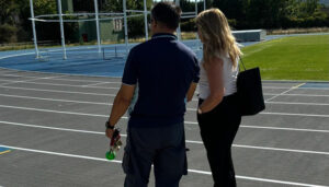 El Ayuntamiento de Cuenca ejecuta actuaciones de mejora, limpieza y repintado de la pista de atletismo Luis Ocaña