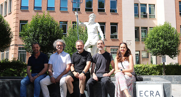 El Ayuntamiento de Guadalajara realiza una limpieza y restauración de la escultura de Neptuno de la Plaza del Jardinillo