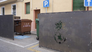 El PSOE denuncia la mala ubicación de los cubre contenedores instalados por Guarinos en el Ferial, que eliminan plazas de movilidad reducida
