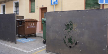 El PSOE denuncia la mala ubicación de los cubre contenedores instalados por Guarinos en el Ferial, que eliminan plazas de movilidad reducida
