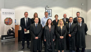 El Parque de la Abogacía del Turno de Oficio de Cuenca ya luce la placa que da nombre a este espacio ajardinado