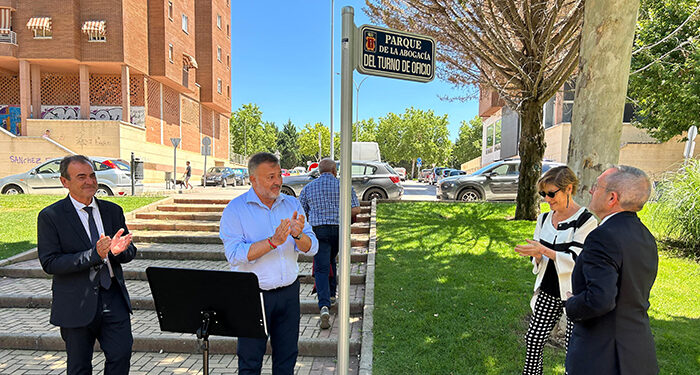 El Parque de la Abogacía del Turno de Oficio de Cuenca ya luce la placa que da nombre a este espacio ajardinado 1 El Parque de la Abogacía del Turno de Oficio de Cuenca ya luce la placa que da nombre a este espacio ajardinado