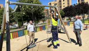 El Plan de Mantenimiento de Áreas Infantiles de Cuenca arranca con la renovación de columpios deteriorados y la limpieza de espacios