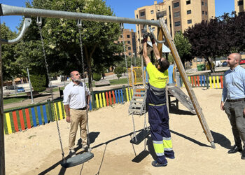 El Plan de Mantenimiento de Áreas Infantiles de Cuenca arranca con la renovación de columpios deteriorados y la limpieza de espacios