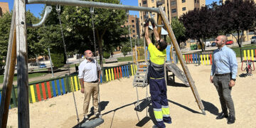El Plan de Mantenimiento de Áreas Infantiles de Cuenca arranca con la renovación de columpios deteriorados y la limpieza de espacios