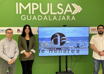 El alcalde de Azuqueca de Henares, Miguel Óscar Aparicio visita la oficina Impulsa Guadalajara