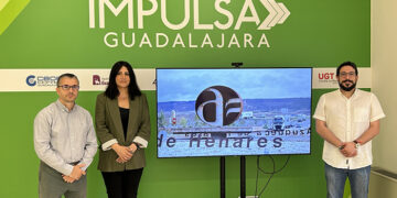 El alcalde de Azuqueca de Henares, Miguel Óscar Aparicio visita la oficina Impulsa Guadalajara