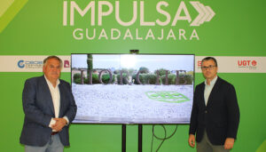 El alcalde de Horche, Manuel Salvador Ruiz, visita la oficina Impulsa Guadalajara