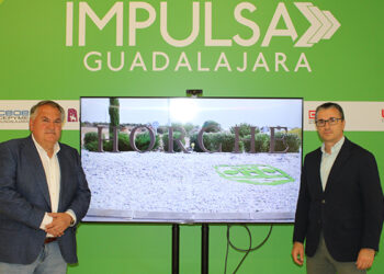 El alcalde de Horche, Manuel Salvador Ruiz, visita la oficina Impulsa Guadalajara